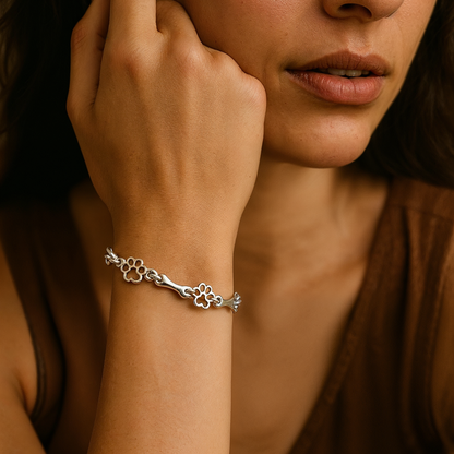 Armband met hondenpoot- en botbedels in zilver
