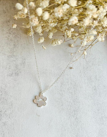 Elegante halsketting met pootvormige hanger in zilver