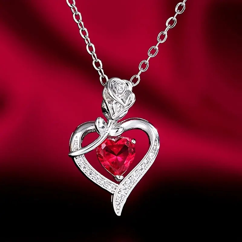Collier met een hartvormige robijnhanger in zilver
