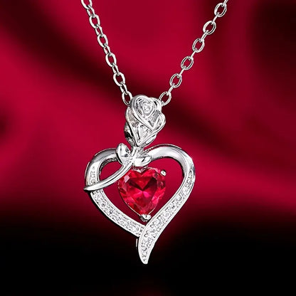 Collier met een hartvormige robijnhanger in zilver