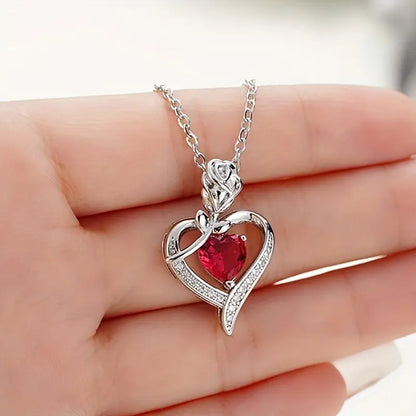 Collier met een hartvormige robijnhanger in zilver