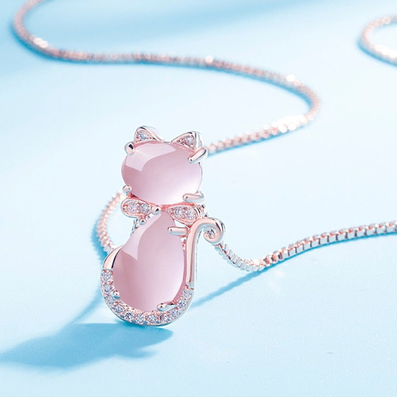 Halsketting met schattige kat in roze steen met zirkonia