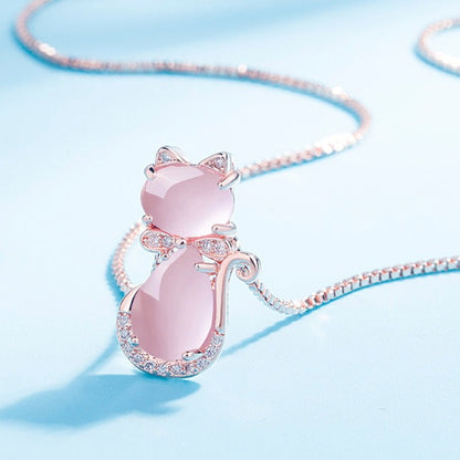 Halsketting met schattige kat in roze steen met zirkonia