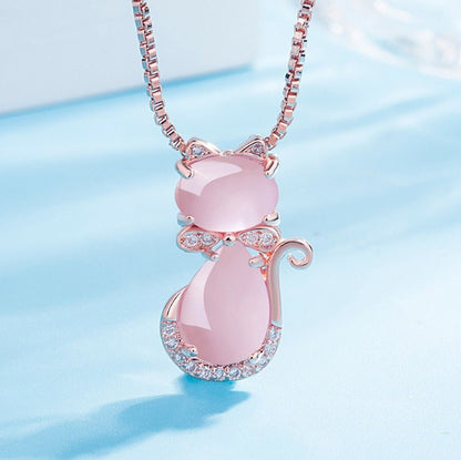 Halsketting met schattige kat in roze steen met zirkonia